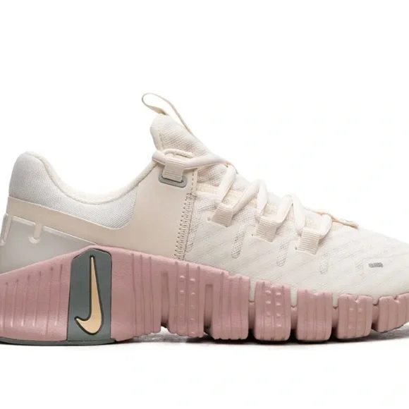 Nike Metcon 5 Women's Athletic Shoes for gym in Cream and Pink - Picture 1 of 8